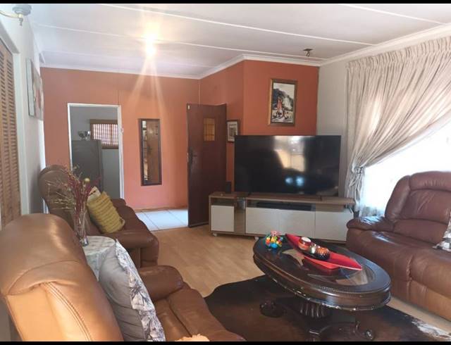 5 BEDROOM HOUSE FOR SALE IN MONDEOR